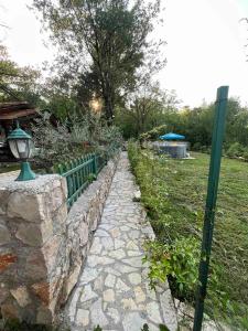 Aed väljaspool majutusasutust Etno House Šćepanov Hlad