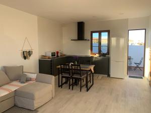 un salon et une cuisine avec un canapé et une table dans l'établissement Casa Teresa, à Tinajo