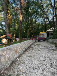 Aed väljaspool majutusasutust Etno House Šćepanov Hlad