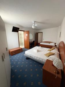 Postel nebo postele na pokoji v ubytování Garnì Hotel Tignale