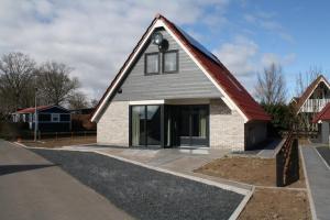 una casa con techo de gambrel en De Wieringerheid 162, en Den Oever