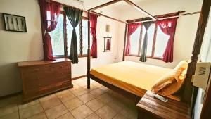 um quarto com uma cama de dossel e janelas em Kisiwa Apartments Watamu - At Ascot Resort - em Watamu mais 46 fotografias