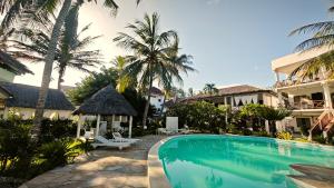 uma piscina em frente a uma casa com palmeiras em Kisiwa Apartments Watamu - At Ascot Resort - em Watamu