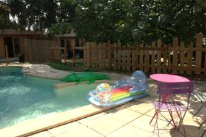 Πισίνα στο ή κοντά στο Chalet 1 en bois avec accès piscine