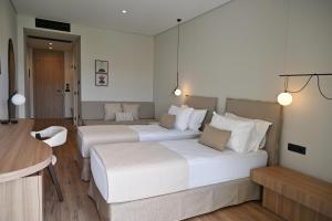 Postel nebo postele na pokoji v ubytování Asters Hotel