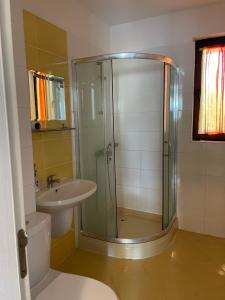 チェルノモレツにある1BD Flat on the Beach with Parking by Flat Mаnagerのシャワー、トイレ、洗面台を備えたバスルーム +11枚の写真