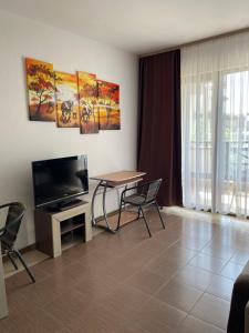 チェルノモレツにある1BD Flat on the Beach with Parking by Flat Mаnagerのリビングルーム(テレビ、テーブル、椅子付)