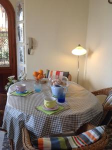 stół z miską owoców na górze w obiekcie Sweet Home w mieście Faggeto Lario  +37 zdjęć