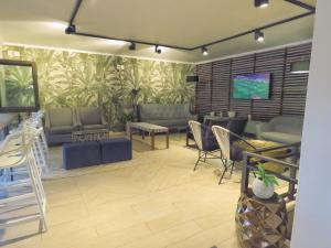 サウスブルームにあるSan Lameer Lagoon Blissのリビングルーム(ソファ、テーブル、テレビ付)