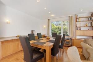 a dining room with a table and chairs at Hegaudomizil in Engen