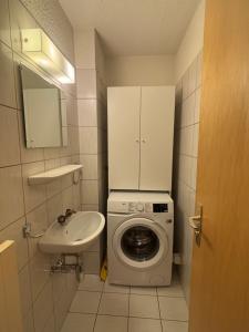 Kupatilo u objektu Grand appartement calme avec vue, balcon et parking couvert