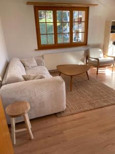 Posezení v ubytování Grand appartement moderne et calme avec vue, balcon et parking couvert