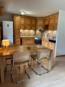 Kjøkken eller kjøkkenkrok på Grand appartement moderne et calme avec vue, balcon et parking couvert