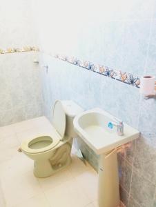 a bathroom with a toilet and a sink at Golden House festivalera II para 10 personas in Valledupar