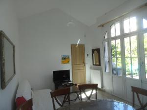 un soggiorno con tavolo e sedie in vetro di Arcachonaise à 50 m de la plage, Arcachon Centre ad Arcachon