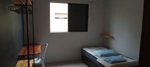 Llit o llits en una habitació de Quarto independente com cama de solteiro em suite