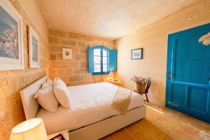 Una cama o camas en una habitación de Tranquil Gozo Farmhouse Retreat with Private Pool 12 fotos más