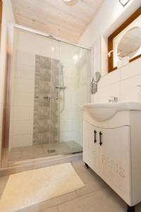 A bathroom at Vidéki Porta