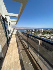 een balkon met uitzicht op de stad bij Penthouse-AH- 77 in Eilat