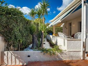 a garden with palm trees and a house at Villa Leandra in Fontane Bianche +88 photos