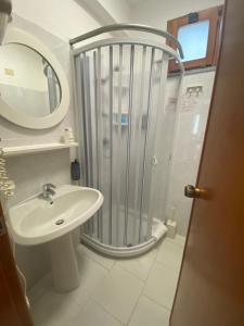 Ein Badezimmer in der Unterkunft Hotel Lorenza B&B e Mini Suite