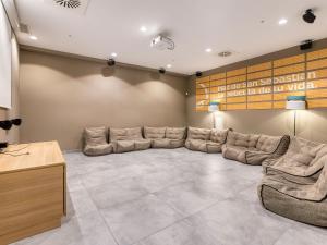 Livensa Living Studios San Sebastián的休息区
