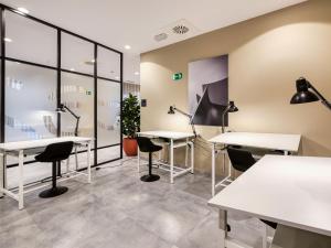 圣塞瓦斯蒂安Livensa Living Studios San Sebastián的有桌椅和窗户的房间