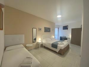 Postel nebo postele na pokoji v ubytování Hotel Lorenza B&B e Mini Suite