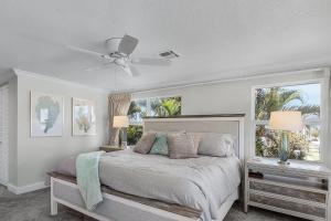 a bedroom with a bed and a ceiling fan at Heated Pool, Outdoor Dining & Grill, Near the Beach - Heart of Punta Gorda - Roelens in Punta Gorda +49 photos