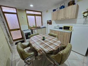 Kuchyň nebo kuchyňský kout v ubytování Charming rustic getaway in Xaghra, Gozo.