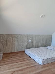 En eller flere senge i et værelse på Anggun Homestay