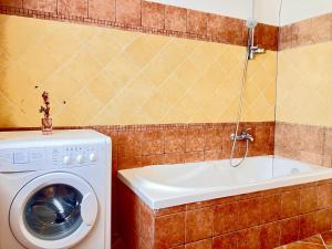 Ένα μπάνιο στο Grande appartamento con terrazza panoramica a 500mt dal mare