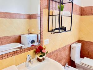 Ένα μπάνιο στο Grande appartamento con terrazza panoramica a 500mt dal mare +28 φωτογραφίες