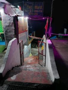 une rampe avec une porte et un panneau sur un bâtiment dans l'établissement Shri Hunumant inn & resort, à Chopta