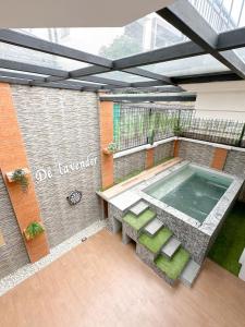 a hot tub in the middle of a patio at De Lavender Villa 3 in Citaringgul 1