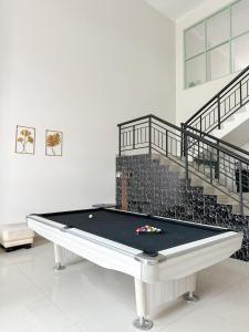 stół bilardowy w pokoju ze schodami w obiekcie De Lavender Villa 3 w mieście Citaringgul 1