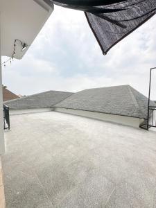 widok na dach budynku w obiekcie De Lavender Villa 3 w mieście Citaringgul 1