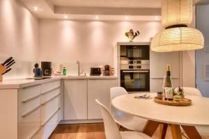 een keuken en eetkamer met een tafel en stoelen bij Ferienwohnung Ostseeloft 5 im Haus Prora Düne 7 in Binz