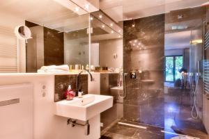 een badkamer met een wastafel en een douche bij Ferienwohnung Ostseeloft 5 im Haus Prora Düne 7 in Binz +16 foto's