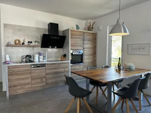 Кухня или мини-кухня в Ferienwohnung Backbord im Quartier Sellin
