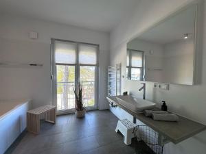 Кровать или кровати в номере Ferienwohnung Backbord im Quartier Sellin +16 фотографий