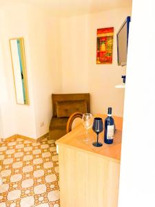 a room with a counter with two glasses of wine at Costa House in Cefalù