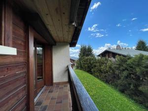 - une vue depuis la terrasse couverte d'une maison dans l'établissement Appartement 6 pers, proche pistes et commerces, Crest-Voland - FR-1-733-8, à Crest-Voland