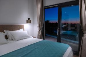 Ένα ή περισσότερα κρεβάτια σε δωμάτιο στο Beachfront Villa Bella +26 φωτογραφίες
