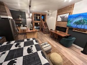 TV a/nebo společenská místnost v ubytování First level studio Unit #7 close to everything bike, ski, swim Zephyr Cove!