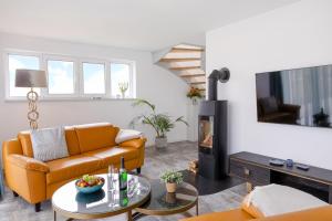 Televisyen dan/atau pusat hiburan di Ferienhaus Neukamp 17C Seehütte