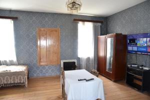 TV a/nebo společenská místnost v ubytování Lorenzo Budget Hostel