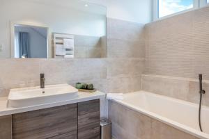 Koupelna v ubytování Ferienhaus Neukamp 17D Schilfhütte + 21 fotografií