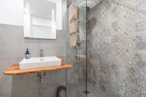 une salle de bain avec lavabo et douche dans l'établissement Ferienwohnung Four Twee – Ihr gemütlicher Rückzugsort in SPO, à Sankt Peter-Ording 8 autres photos