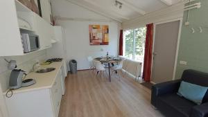 Η κουζίνα ή μικρή κουζίνα στο Vakantiebungalow in het Limburgse Heuvelland